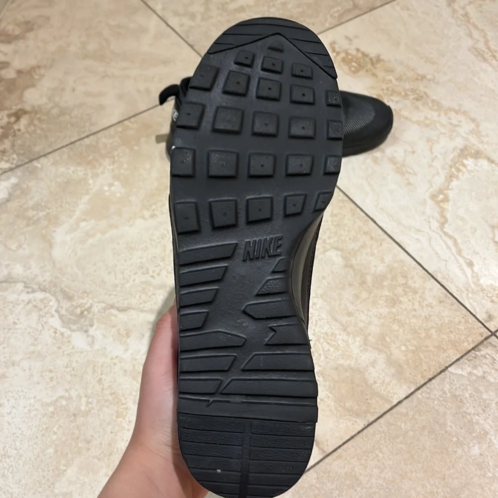 Nike tennis shoes size 7 never worn - Picture 3 of 3